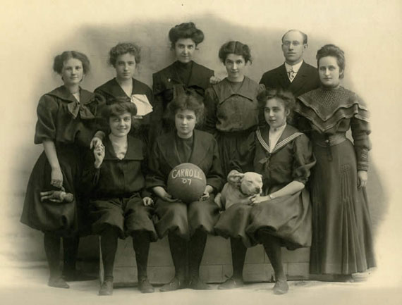 Image of the 1907 Women's Bastket Ball team