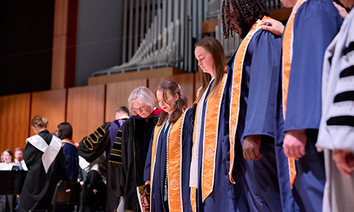 Group of student praying.