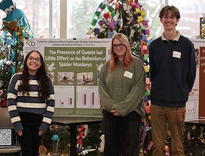 Carroll Animal Behavior students present at Milwaukee County Zoo