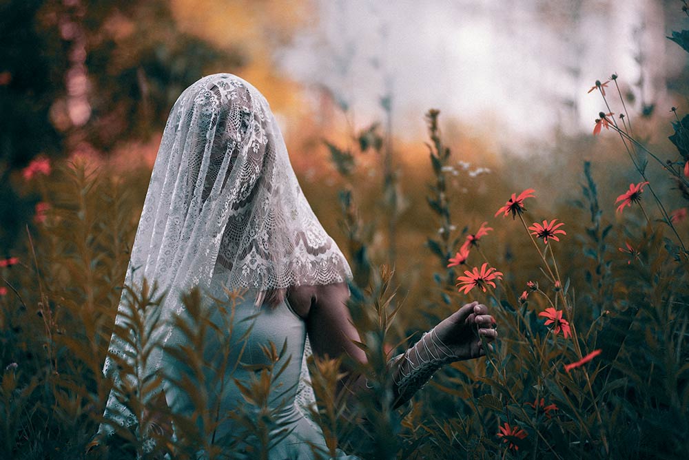 Photo by Calteux of a woman in a field
