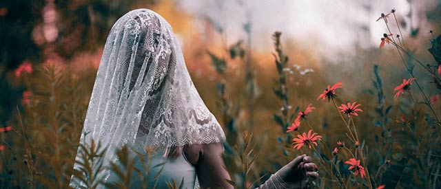 Photo by Calteux of a woman in a field